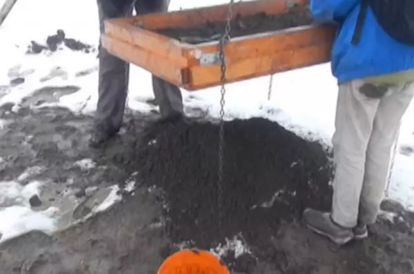People screening soil
